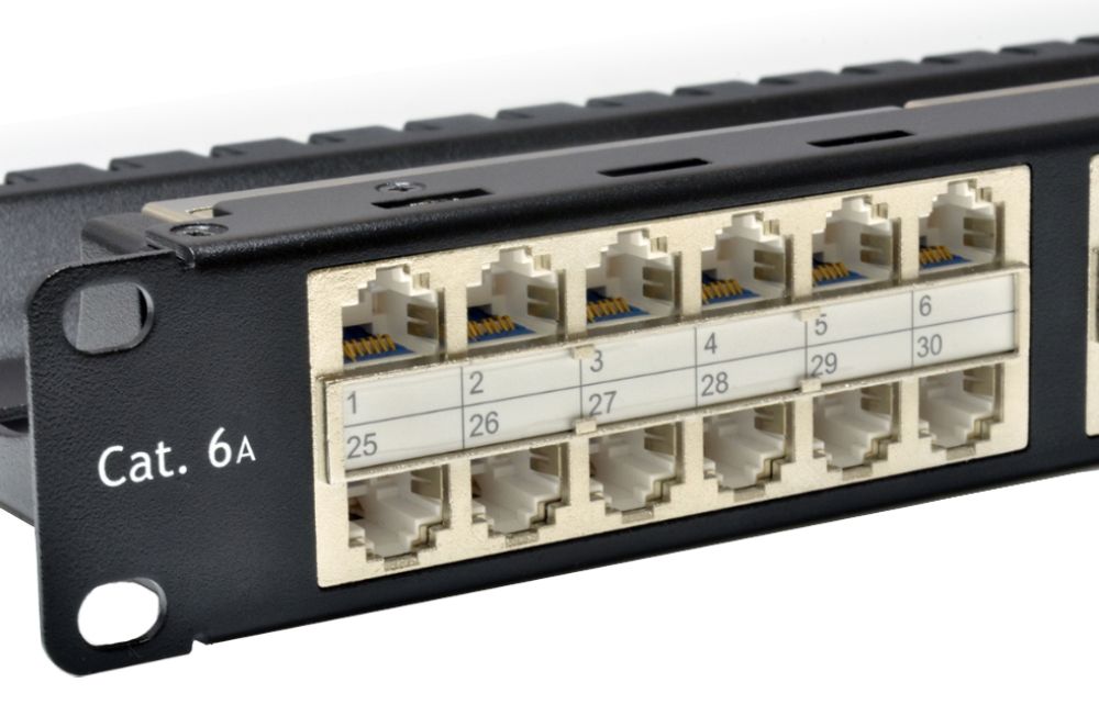 STP de paso de alimentación - Panel de 48 puertos-1U Cat 6A blindado ISO 11801 Clase EA con gestión de cables incorporada